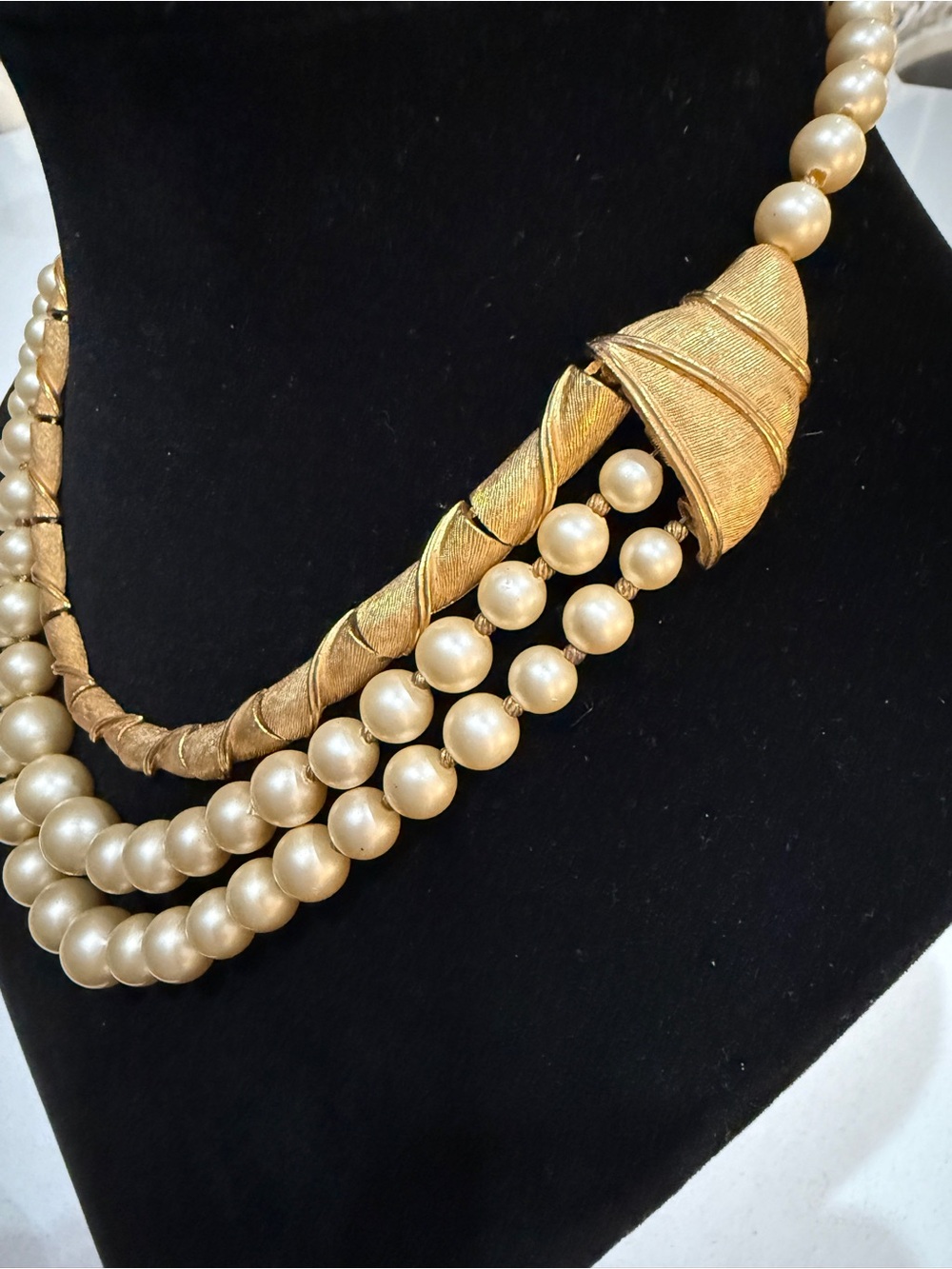 Mid-Century-Modern Gold and Pearl Statement Necklace - Picture 5 of 5